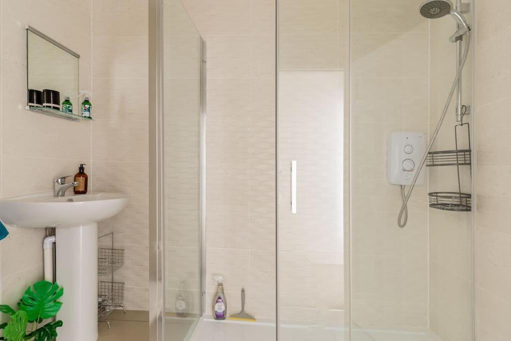 Modern Flat With Island Views In Heart Of Tenby Luaran gambar