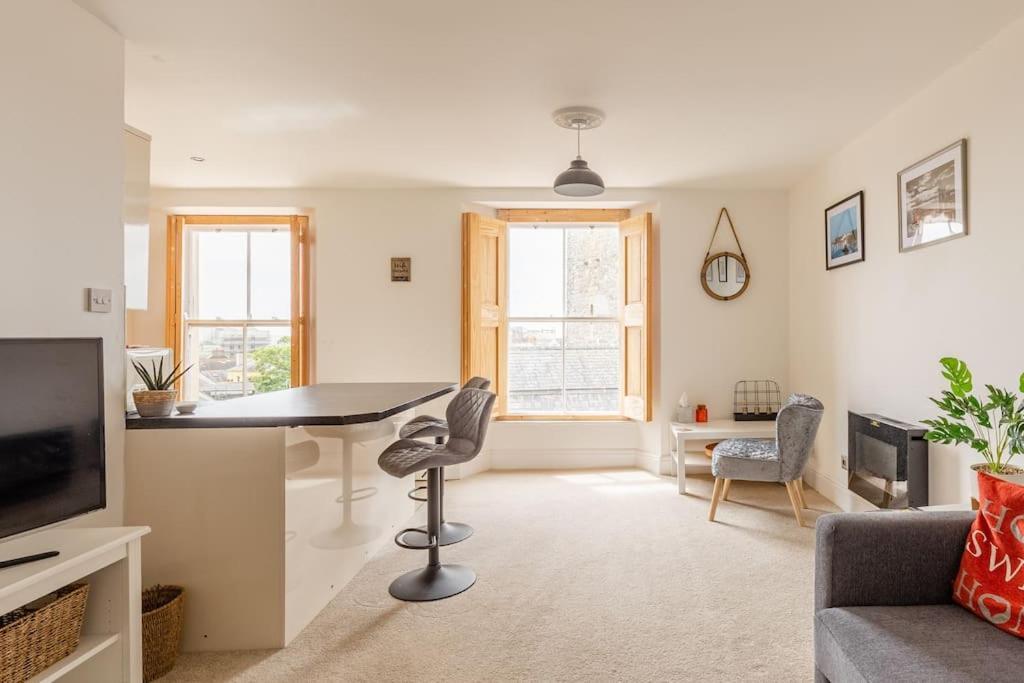 Modern Flat With Island Views In Heart Of Tenby Luaran gambar